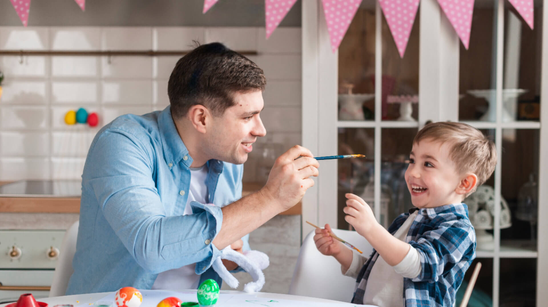 kid smiing at the senior woman
